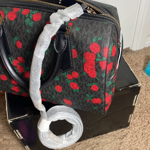 Micheal Kors Hayes large duffle black and red Roses - Picture 7 of 12